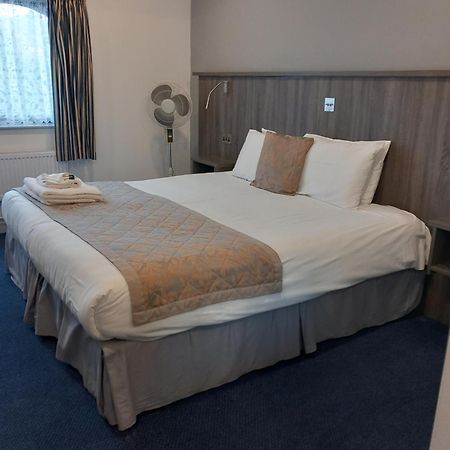 Sandown Park Lodge Esher Kültér fotó