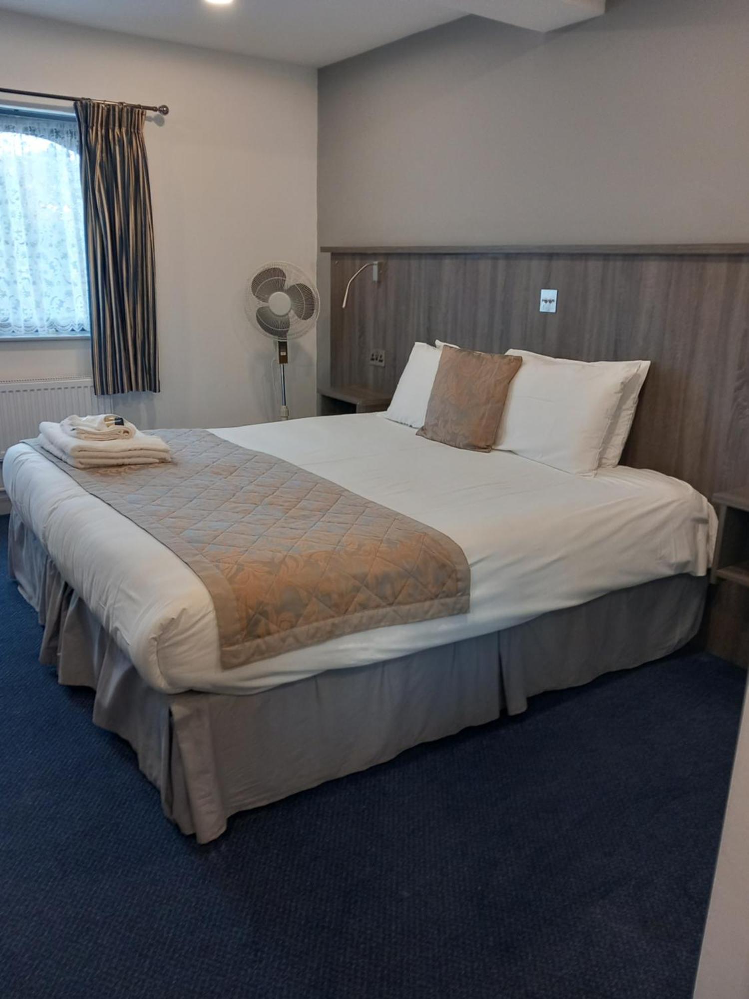 Sandown Park Lodge Esher Kültér fotó