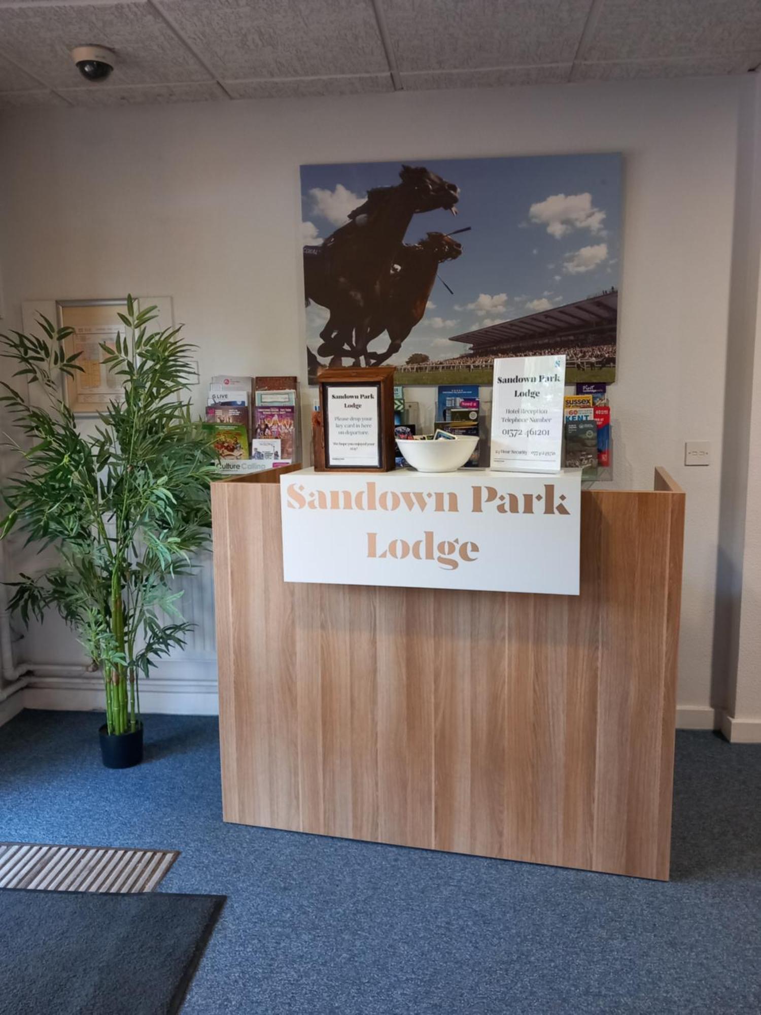 Sandown Park Lodge Esher Kültér fotó