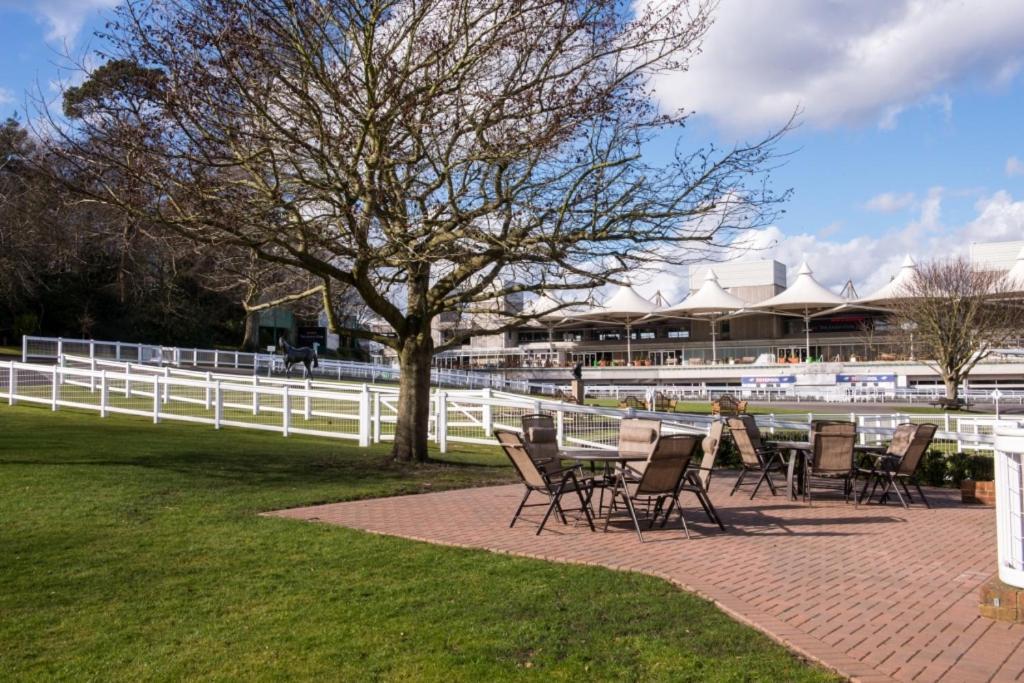 Sandown Park Lodge Esher Kültér fotó